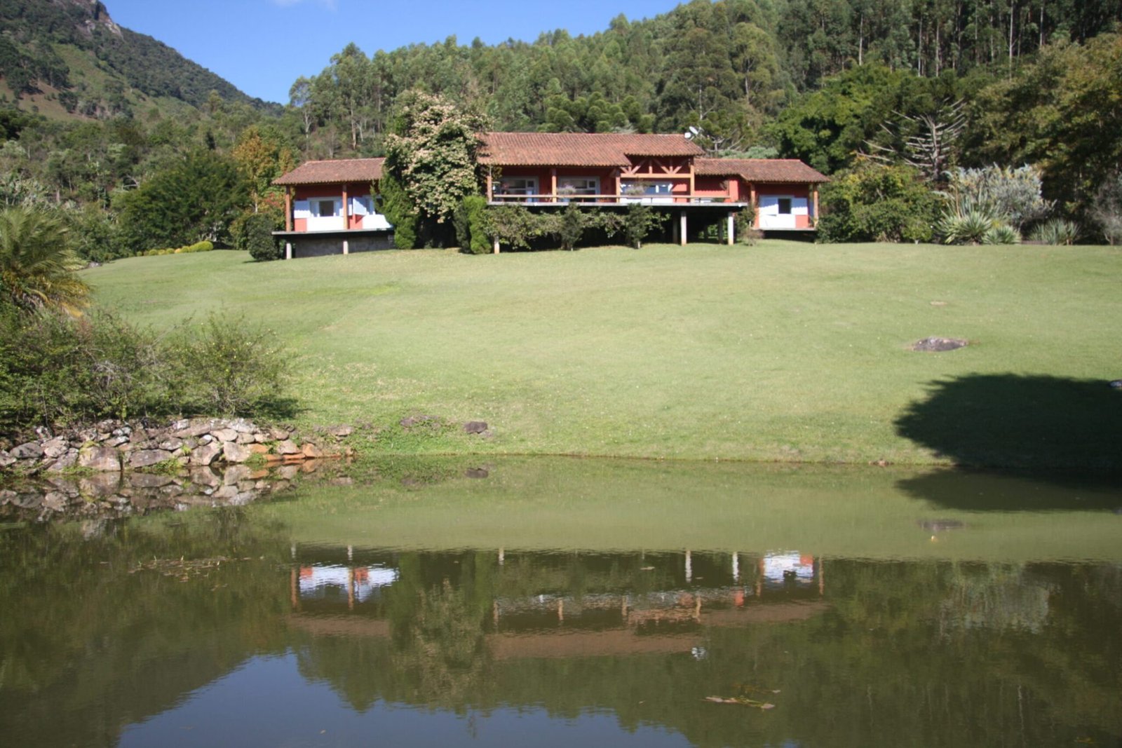 Vista do deck da Casa da Mantiqueira para as montanhas